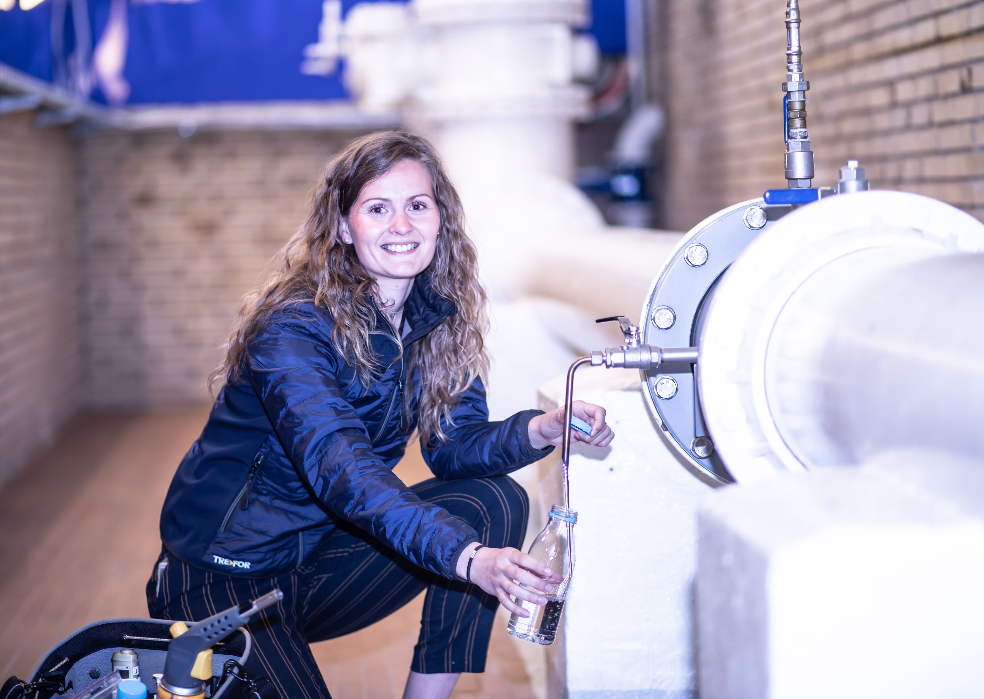 Vakvrouw neemt een monster bij een leiding