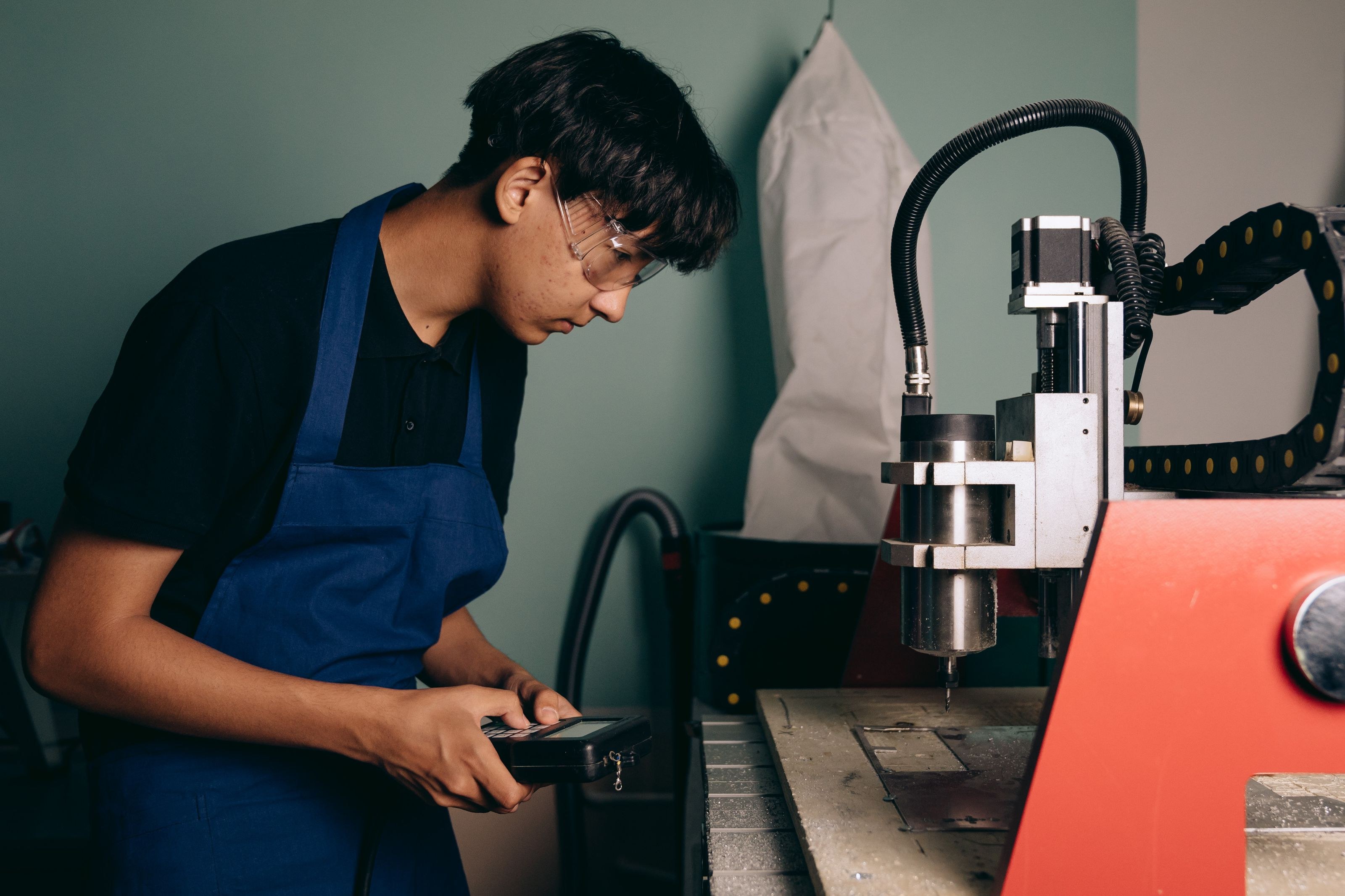 Vakman aan het werk bij een machine